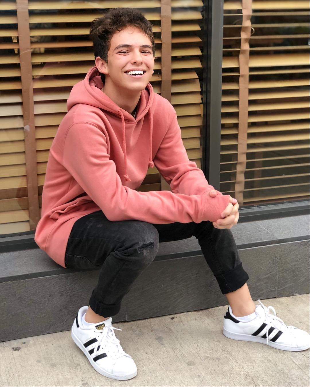 Sudadera deportiva, pantalón de mezclilla desgarrado y tenis en color blanco han sido la combinación perfecta para su outfit, mismo que ha sido halagado por sus seguidores en Instagram.