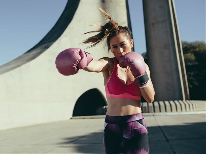 El Fuego hace que las mujeres pertenecientes a este elemento tengan énfasis masculinos, lo que dificulta responder a su esencia femenina y al mismo tiempo las hace más fuertes que las demás.