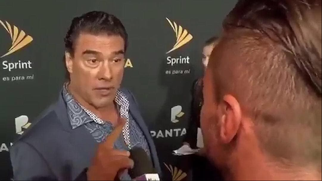 La cachetada que Eduardo Yáñez le propinó a un reportero dio la vuelta al mundo en memes.