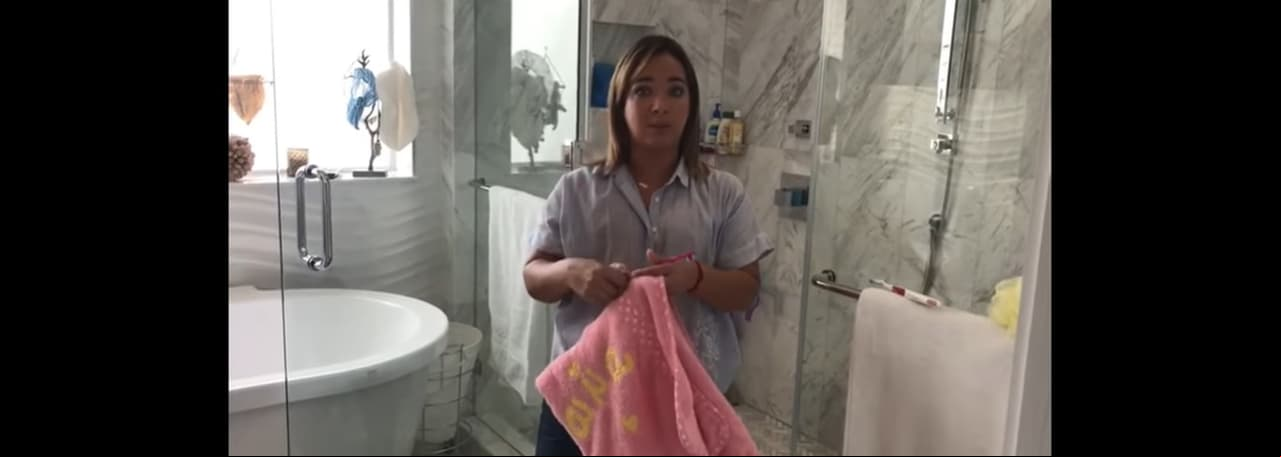 En el baño hay una enorme tina, que le da un toque más elegante al inmueble.