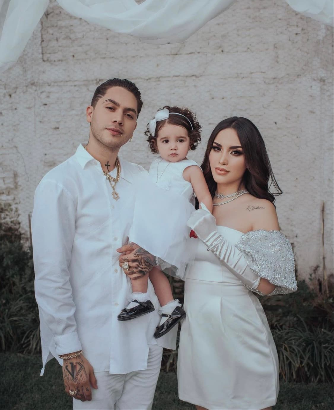 Actualmente, Juan de Dios disfruta de su paternidad junto a Loiza y continúa labrando su lugar en la industria musical. En cuanto a su imagen, los tatuajes, las uñas pintadas y el pelo bicolor; rubio y negro, forman parte de su imagen.