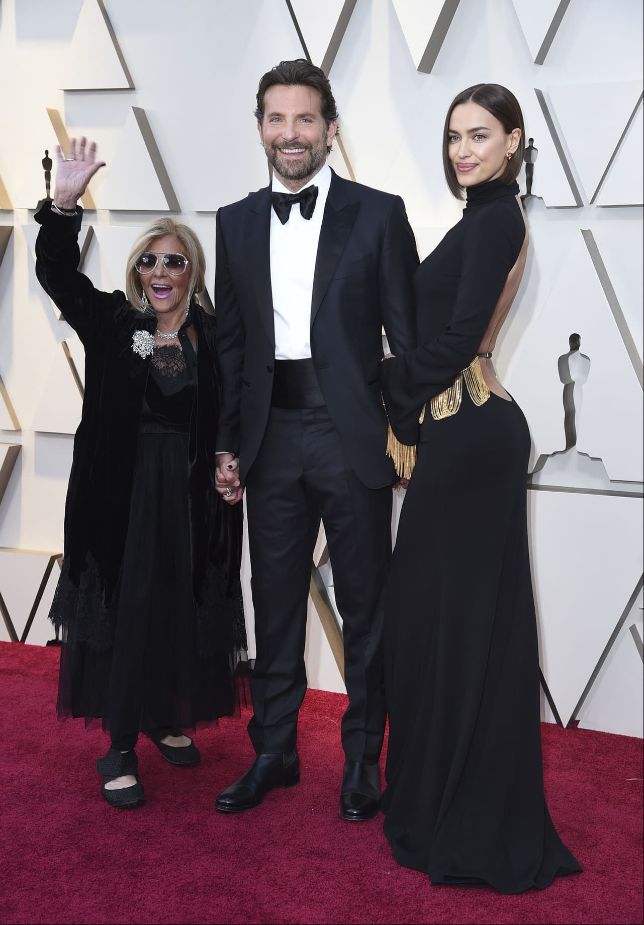 Bradley Cooper desfiló en la alfombra roja con Irina Shayk y su madre