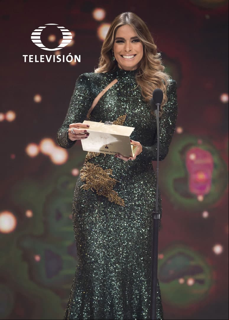 Con un vestido verde y lleno de brillos, fue como Galilea Montijo presentó un Premio TVyNovelas.