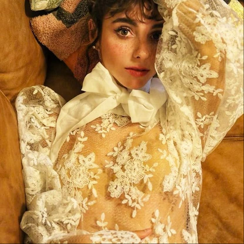 Nuevamente usando un diseño de Almu de la Torre, presumió una de sus blusas de encaje con un moño a la altura del cuello y sus fans expresaron “Con lo que te pongas luces genial”.