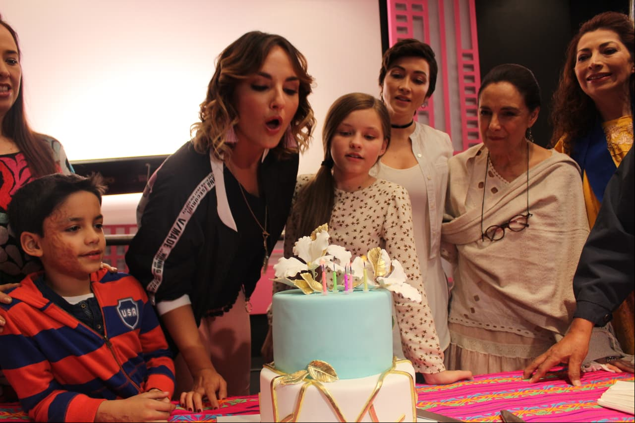 Elenco y staff festejaron el cumpleaños de Jade Fraser.