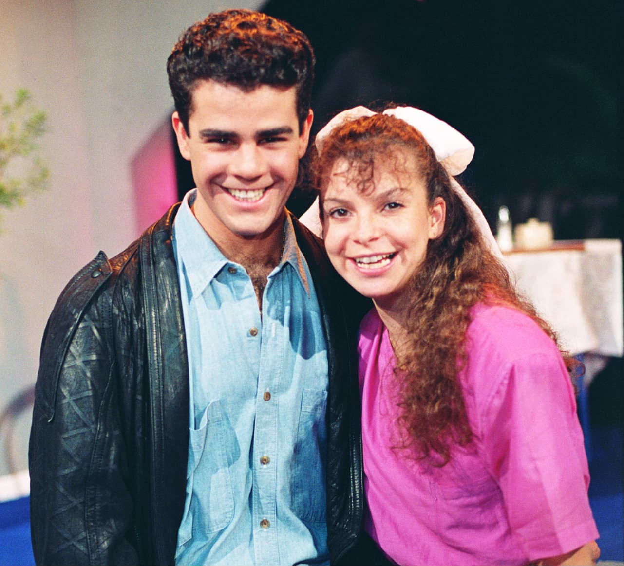 La historia se centra en “Lorena” (Mariana), una estudiante dulce y talentosa pero poco agraciada, que vive enamorada de “Eduardo Casablanca” (Capetillo), un famoso cantante juvenil, quien recibe cartas, que sin saberlo son escritas por Lorena. Tras un encuentro fortuito se convierten en amigos y más tarde surge un romance.
