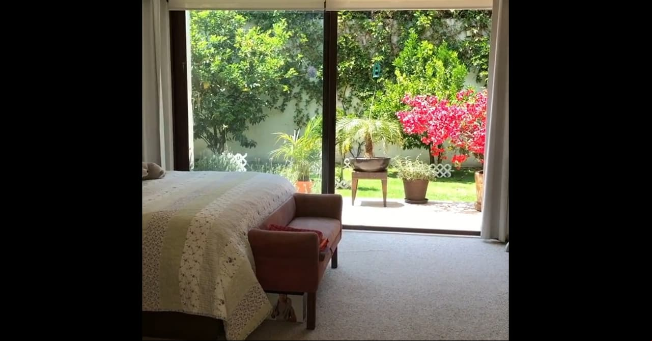 Hace unos días, la actriz compartió en su cuenta oficial de Instagram una serie de videos en los que mostró algunos rincones de su hogar, en específico su cuarto, donde se aprecia parte de su cama y al fondo la terraza que tiene para asolearse.
