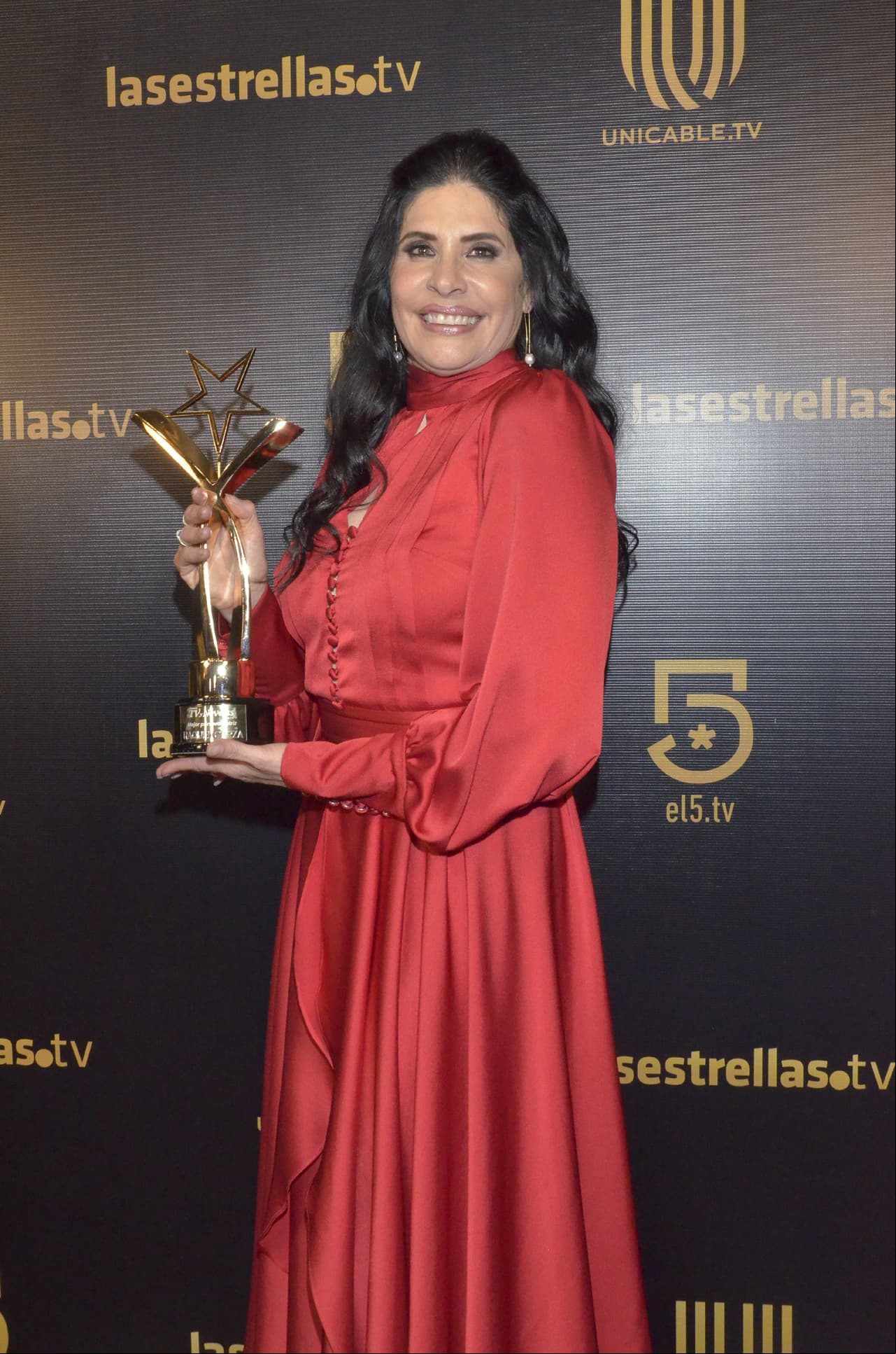 La Primera Actriz fue para Raquel Garza por su papel de "Bárbara" en "Amar a muerte". "Fue un largo camino para llegar a este premio", comentó.