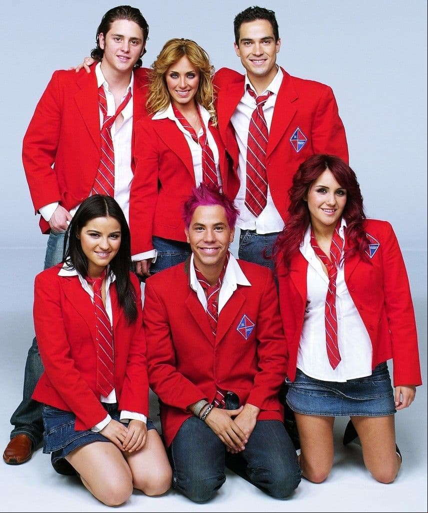 En 2004, se estrenó la telenovela ‘Rebelde’. Fue tanto el éxito que consiguió que a la par nació el grupo RBD, y ahora, a pocas semanas de que se transmita por Las Estrellas 'Ser o Parecer', el concierto que realizaron hace unos meses Anahí, Maite Perroni, Christian Chávez y Christopher Uckermann, te presentamos las estrellas internacionales que también demostraron su talento en el melodrama.