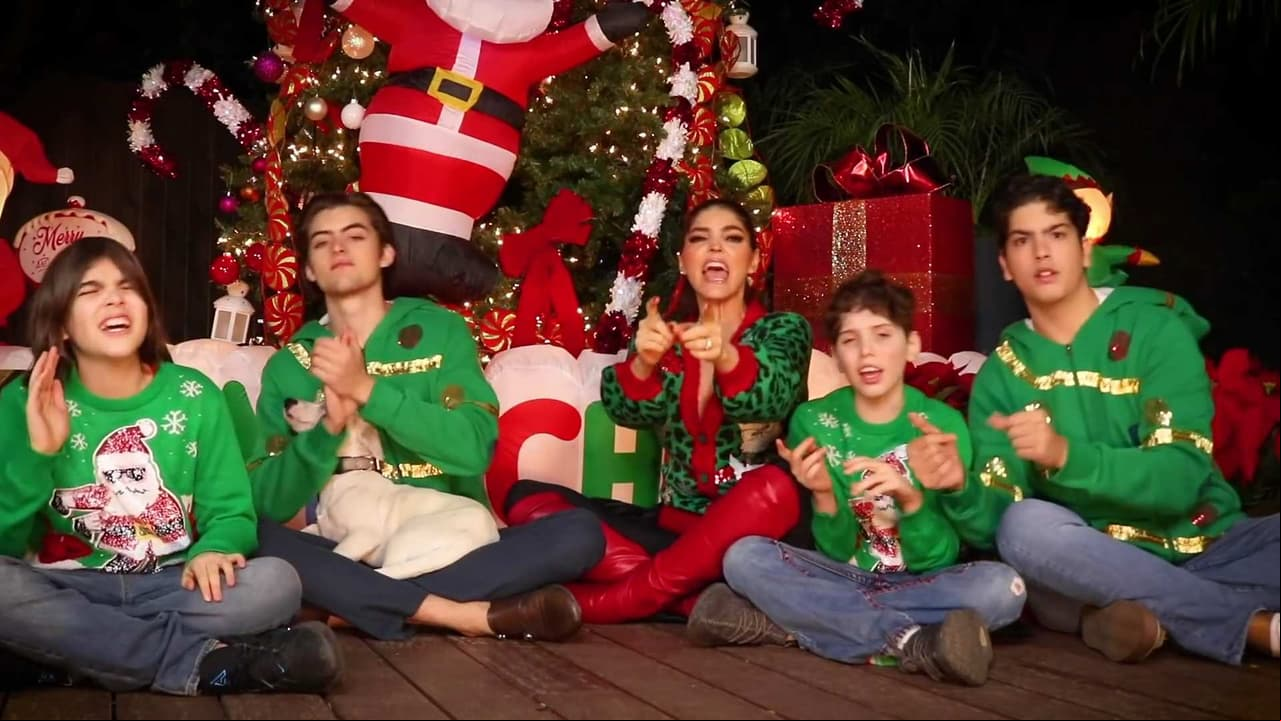 Ana Bárbara y sus hijos cautivan con su fabuloso árbol de Navidad, adornado con enormes Santa Claus