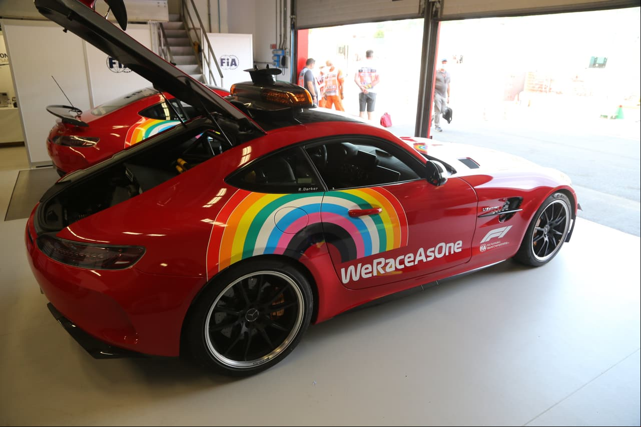 El carro de seguridad de Mercedes Benz se pinta de rojo en honor a las 1000 carreras de Ferrari para el Gran Premio de la Toscana que se correrá en el Circuito Mugello. Bernd Maylander es el piloto de este carro.