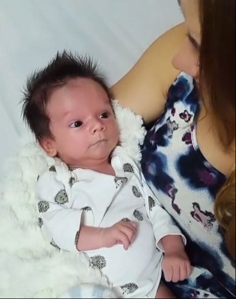 Hace unos días, Sherlyn compartió en redes sociales que no podía dejar de contemplar a su bebé porque no quería perderse ni un segundo de él y cómo no, si el tiempo pasa volando, pues parece que fue ayer cuando se dio a conocer la llegada de la cigüeña.