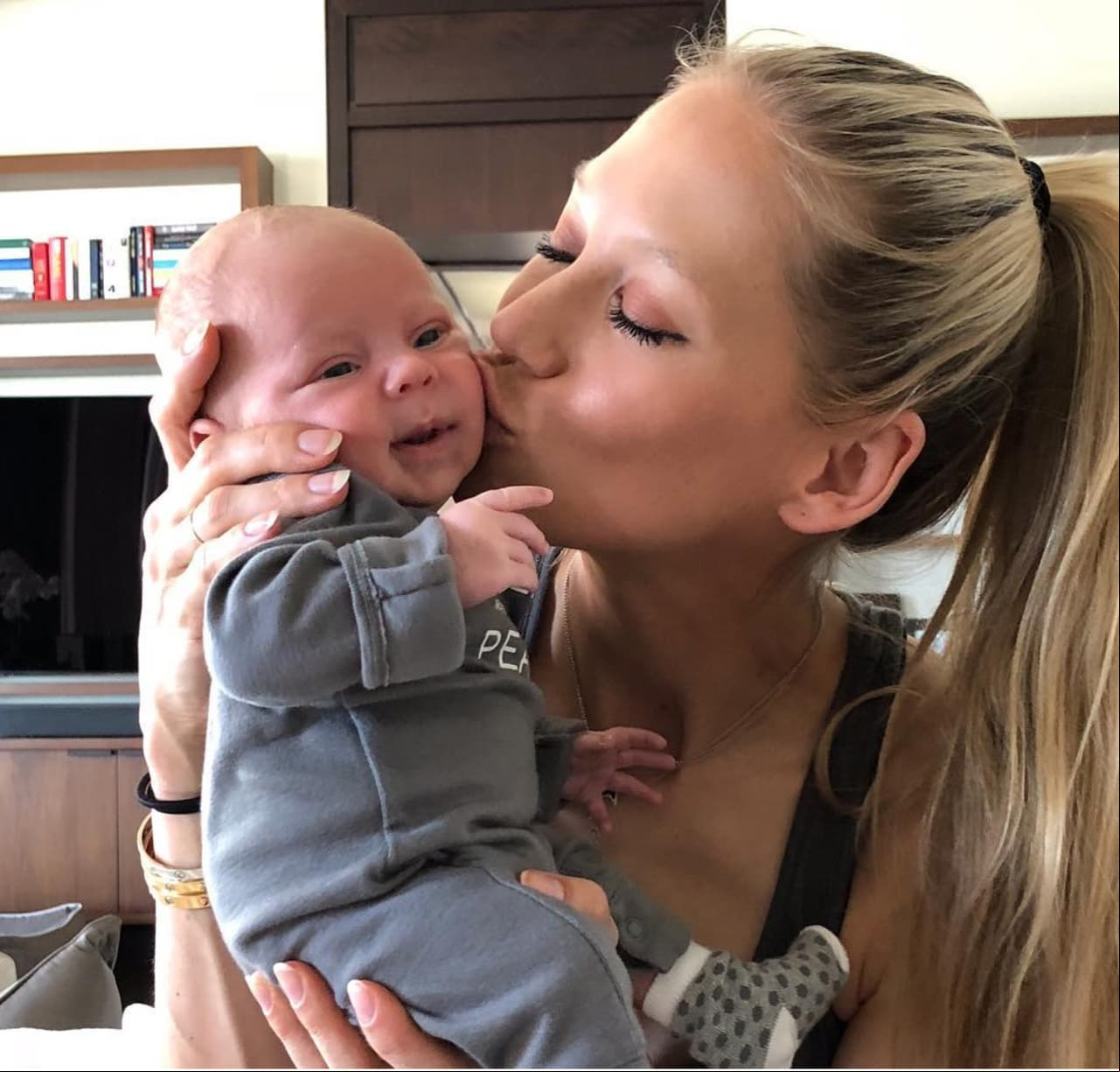 Anna Kournikova baila tema de Enrique Iglesias con su bebé