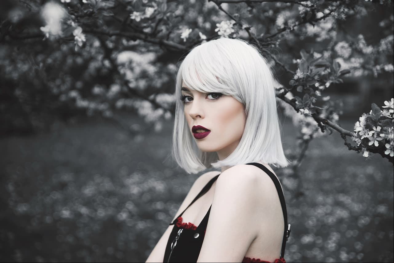 Cenizo. Aunque el cabello gris está de moda debes tomar en cuenta que este color aumenta la edad. Si eres de piel clara, el look te hará ver triste y sin vida.