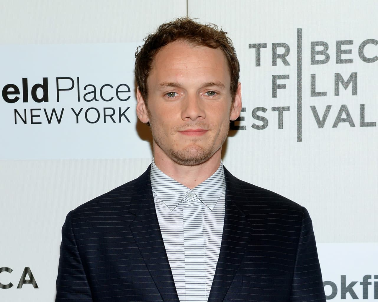 Anton Yelchin murió a los 27 años al ser aplastado por su propio automóvil en la entrada a su casa en Studio City, California. Su cuerpo quedó atrapado contra un muro y la puerta de seguridad.