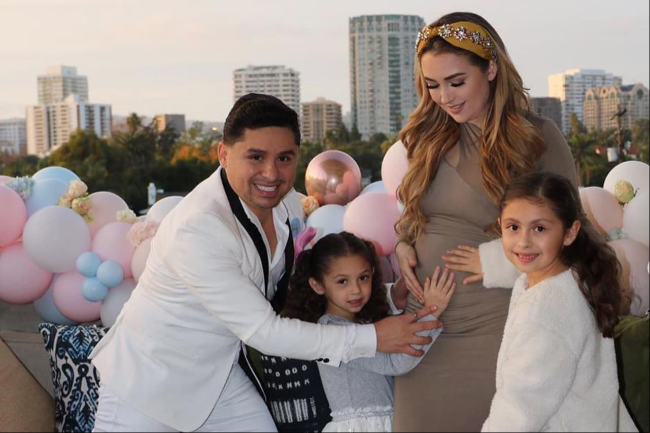 Larry Hernández y su esposa revelan el sexo de su tercer hijo