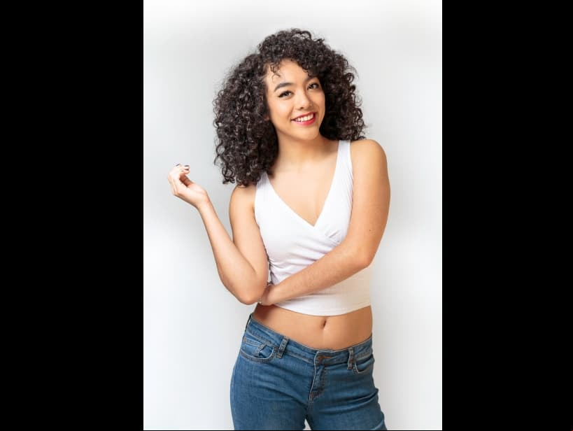 “Mi primera escuela de actuación fue el CEA. Después estudié en Los Ángeles actuación para cine. Me gusta mucho el cine. También he estudiado canto, danza clásica, sobre todo ballet. Tengo certificaciones de Inglaterra que son válidas en todo el mundo como bailarina de ballet profesional”, relató al portal de espectáculos.