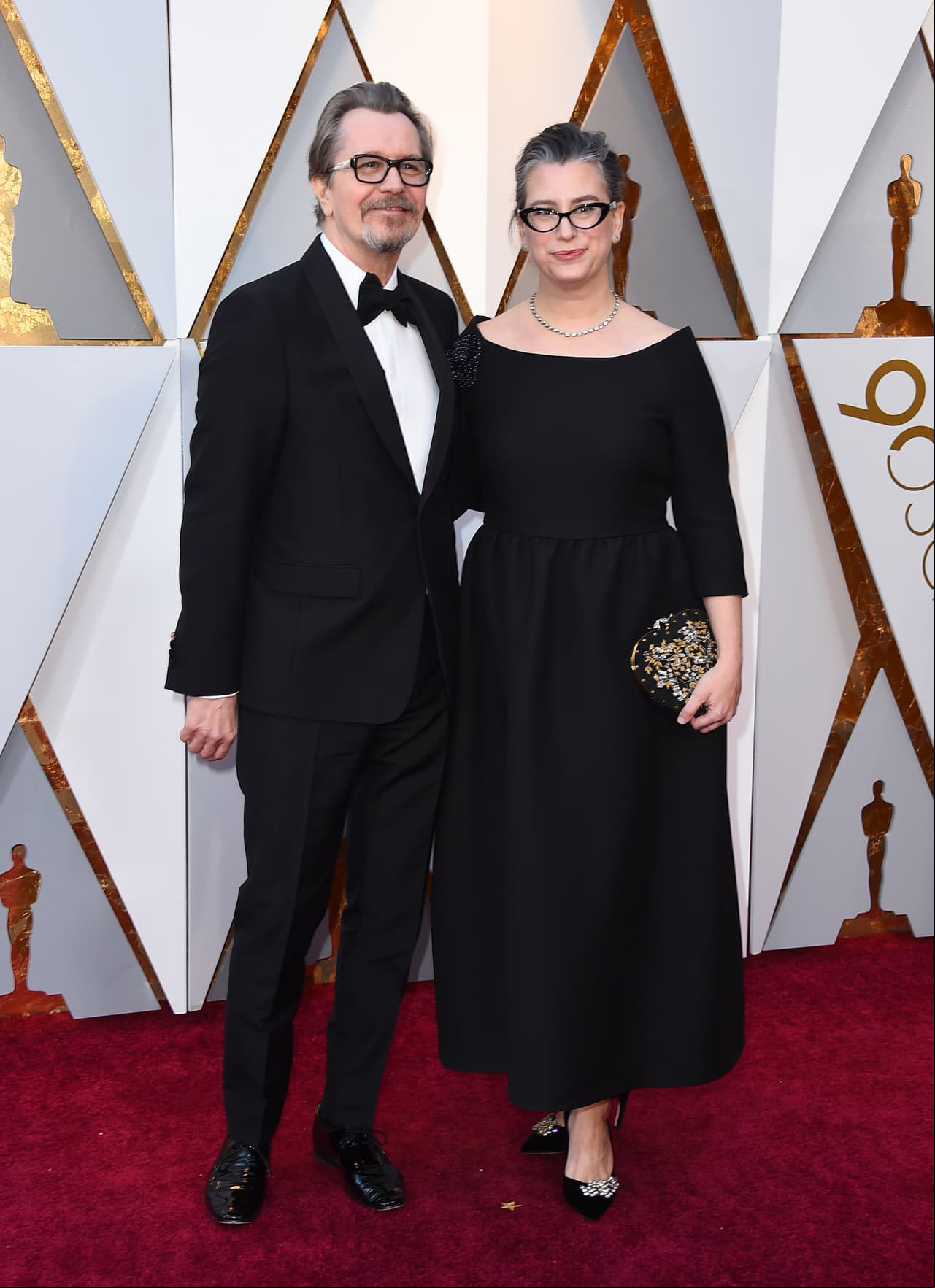 Gary Oldman lució como todo un ‘Sir’ en la alfombra roja.