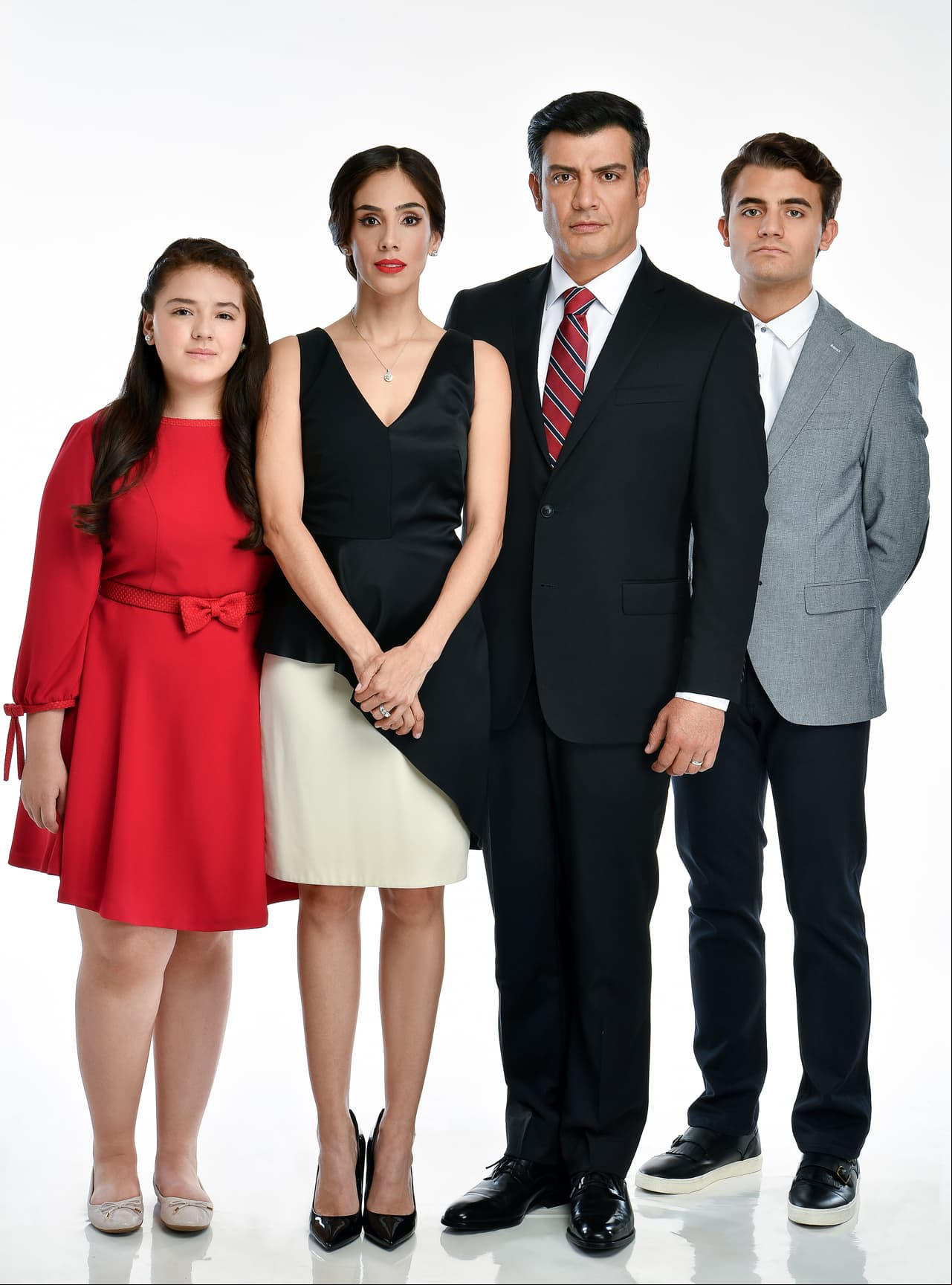 'Paola' y 'Paulina' (Sandra Echeverría), el presidente Carlos Bernal (Andrés Palacios) y sus hijos (Macarena Oz y Germán Bracco) serán los afortunados en vivir en esa casa.