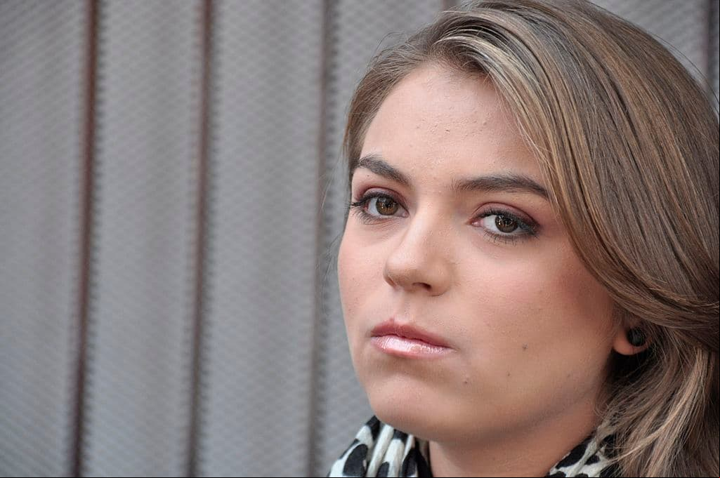 La joven actriz debutó en la televisión en la telenovela ‘Teresa’, con el personaje de ‘Sofía’, una dulce joven que vendía libros y era la vecina de la protagonista, encarnada por Angelique Boyer.