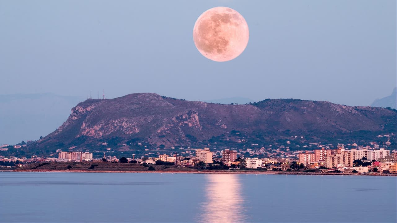 Luna Llena de abril 2025: ¿Qué rituales hacer para aprovecharla?