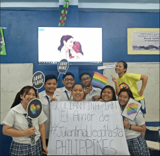 ¡Una maestra y sus alumnos de Filipinas!