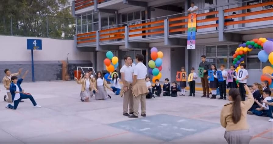 "Ya sé con quién quiero luchar contra todo", frente a todo el colegio 'Aris' le confiesa sus sentimientos a 'Temo' y juntos forman por primera vez 'Aristemo'.