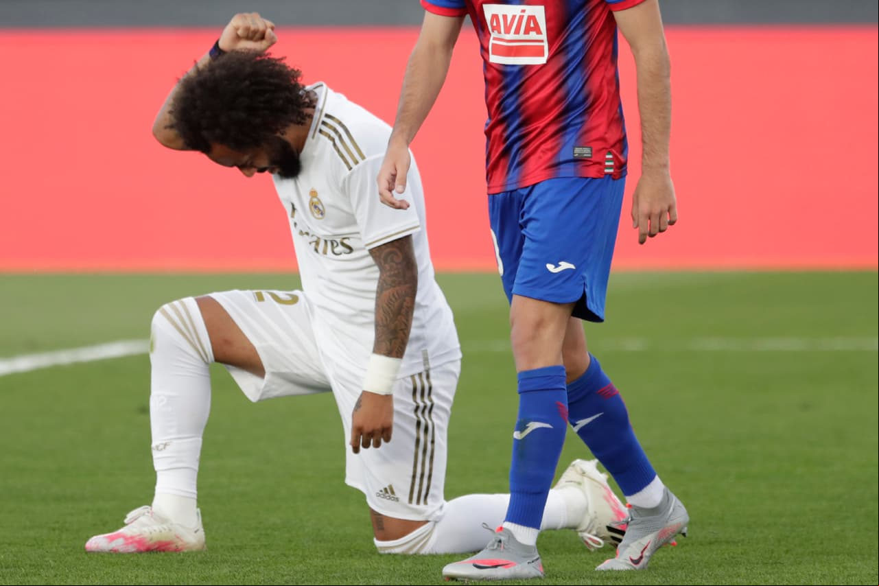 Tras un golazo, el defensor del Madrid se arrodilló en el césped, bajó la mirada y alzó el puño al cielo en señal de protesta contra la violencia racial.