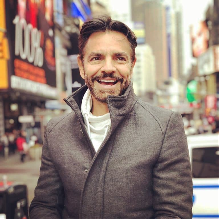 En el metro de Nueva York, Eugenio retó a Alessandra a cantar en el vagón con una banda de norteños que se subió a tocar.
