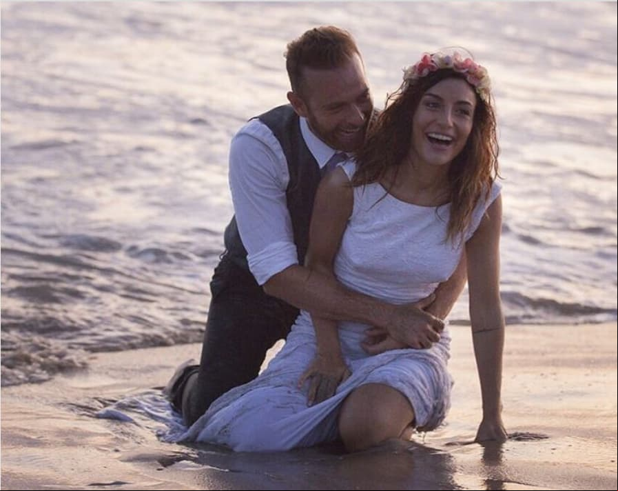 Recordemos que tras tres años de noviazgo, Marimar y Luis Errnesto se casaron en Puerto Escondido, Oaxaca, en diciembre de 2015, rodeados de familiares y amigos. La relación no prosperó y el 22 de mayo 2018 anunciaron su separación, a través de un comunicado, evitando hablar del tema en otras entrevistas. “Nuestra separación es en los mejores términos, les pedimos comprensión y respeto para este difícil proceso. Por lo mismo, no daremos más declaraciones al respecto. Gracias por su apoyo y comprensión”, dijo.