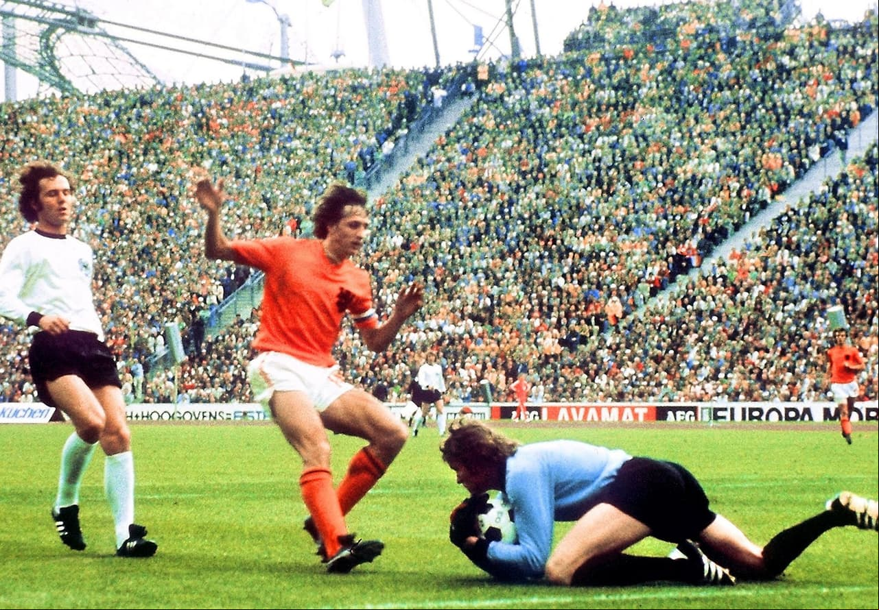 Johan Cruyff fue el estandarte de Holanda, apodada la ‘Naranja Mecánica’ por su contundencia y velocidad a la hora de atacar. Cruyff disputó el Mundial de Alemania 1974, llegó a la Final y perdió ante Alemania Federal. Johan se negó a participar en el Mundial de 1978 por ir en contra de la dictadura militar y la violación de los derechos humanos en Argentina.