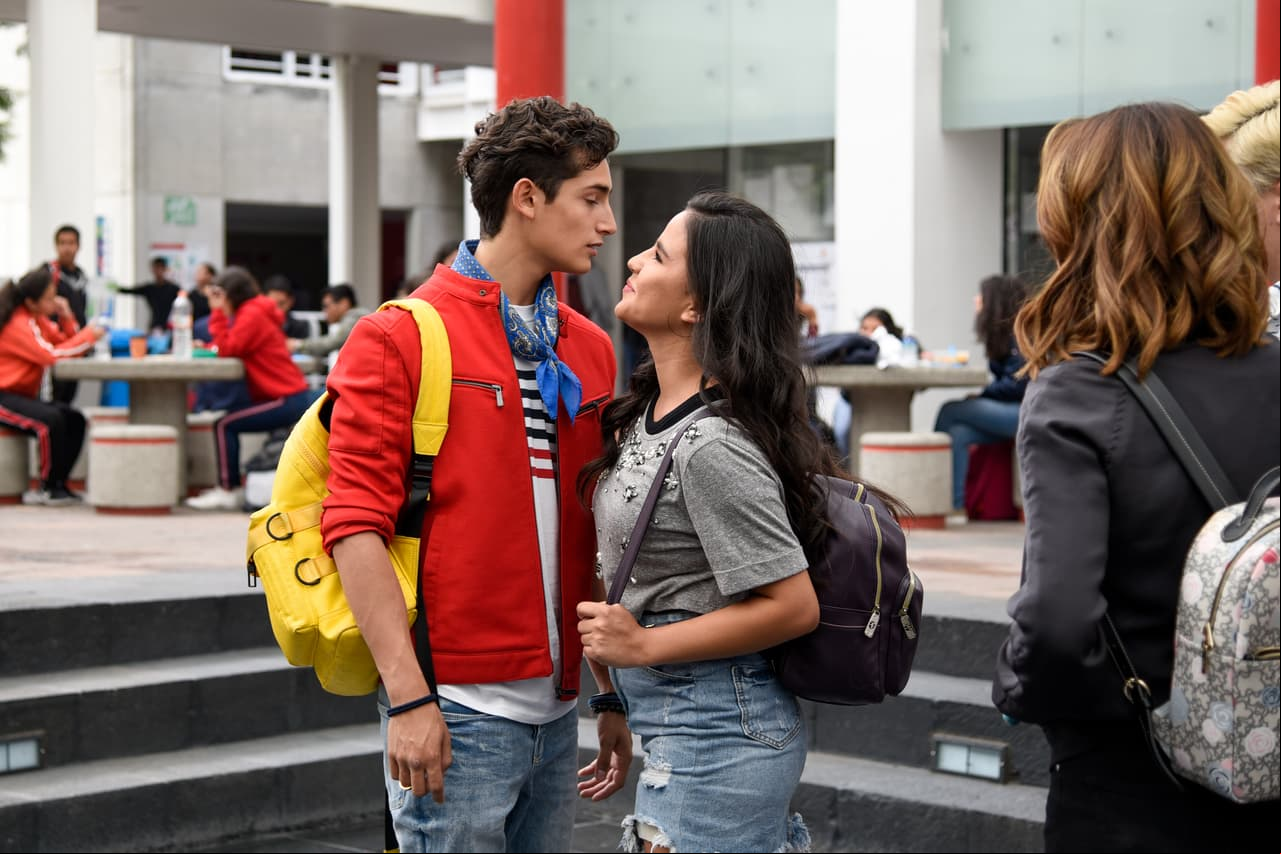 En la historia, Stephanie se topa con 'Aris' y se saludan como los grandes amigos que son.