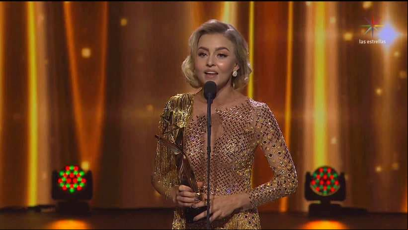 La intérprete de telenovelas, de 30 años, recibió su premio como 'Mejor actriz protagónica' con su bello vestido correctamente puesto como lo registraron las cámaras.