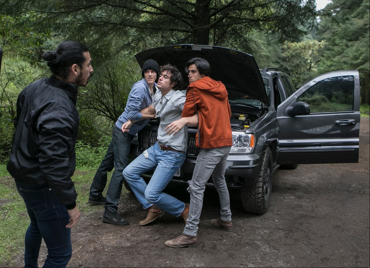 ¡Pero todo era una trampa de los hombres de 'Fercho'! Los tres rodean a 'Mateo' y lo golpean para hacerle pagar a 'Valeria' por cambiar su declaración.