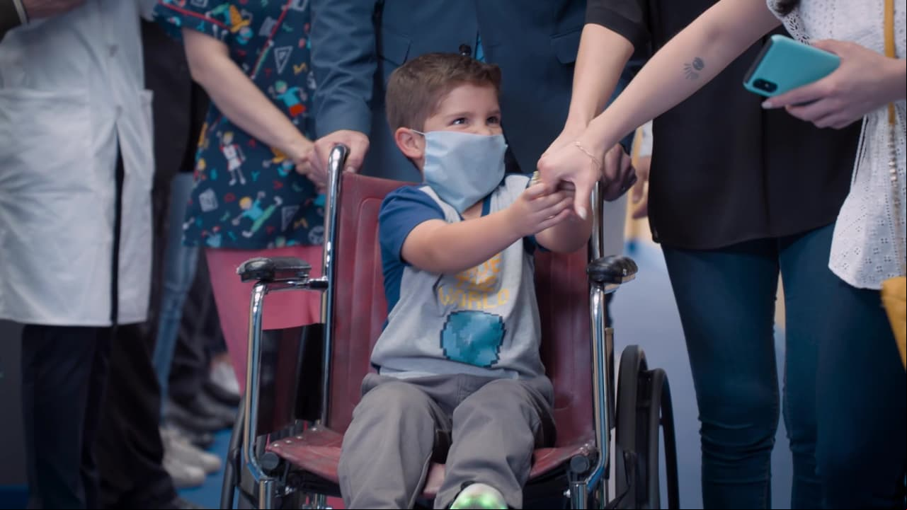 'Nico', feliz por su salida, se despide de todos sus amigos.