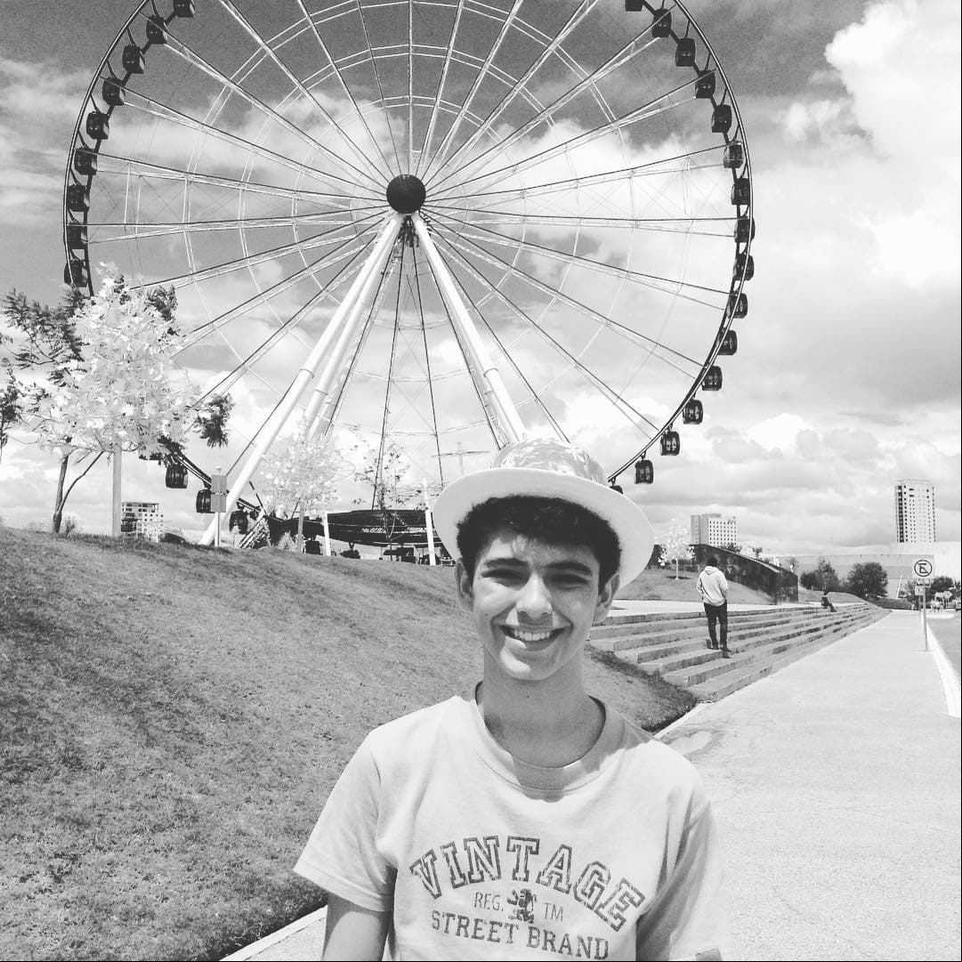 Joaquín se considera una persona cariñosa, sensible, soñadora, curiosa y tenaz. Esta es la primera imagen que compartió el intérprete en su cuenta de Instagram el 28 de agosto de 2016. “Recuerdos”, fue el texto que compartió en su publicación, mostrando una diapositiva de sus vacaciones.