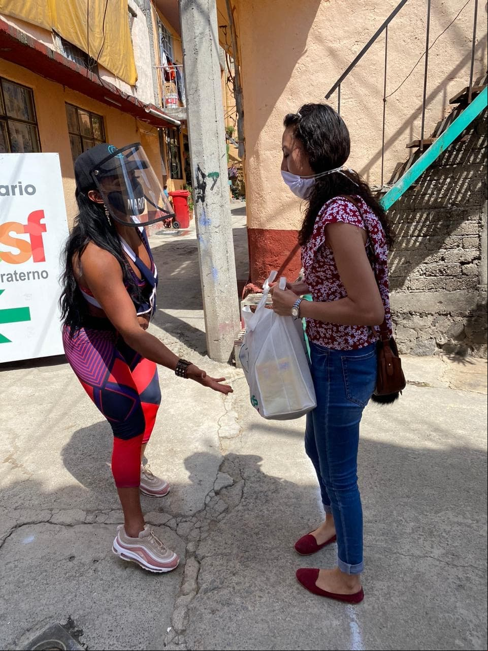 A pesar de estar fracturada, Maripily mostró su gran entusiasmo por entregar despensas a esta comunidad.
