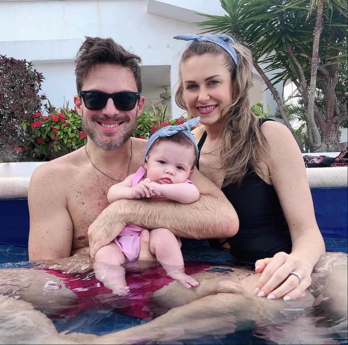 A su corta edad, Martina también ha tenido la oportunidad de viajar con sus papás, conocer la playa y estar en o directo con el agua.
