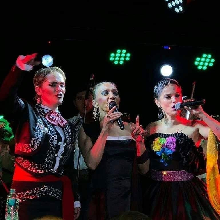 DOLORES JIMÉNEZEl sábado 23 de noviembre se dio a conocer a través de redes sociales el fallecimiento de la cantante Dolores Jiménez, madre de Lolita y Laura Cortés, quien -sin dar detalles de las causas de la muerte- compartió un mensaje en su cuenta oficial de Instagram donde confirmó la noticia a través de una imagen de un moño negro como símbolo de luto y un breve mensaje con el que despidió a su mamá.