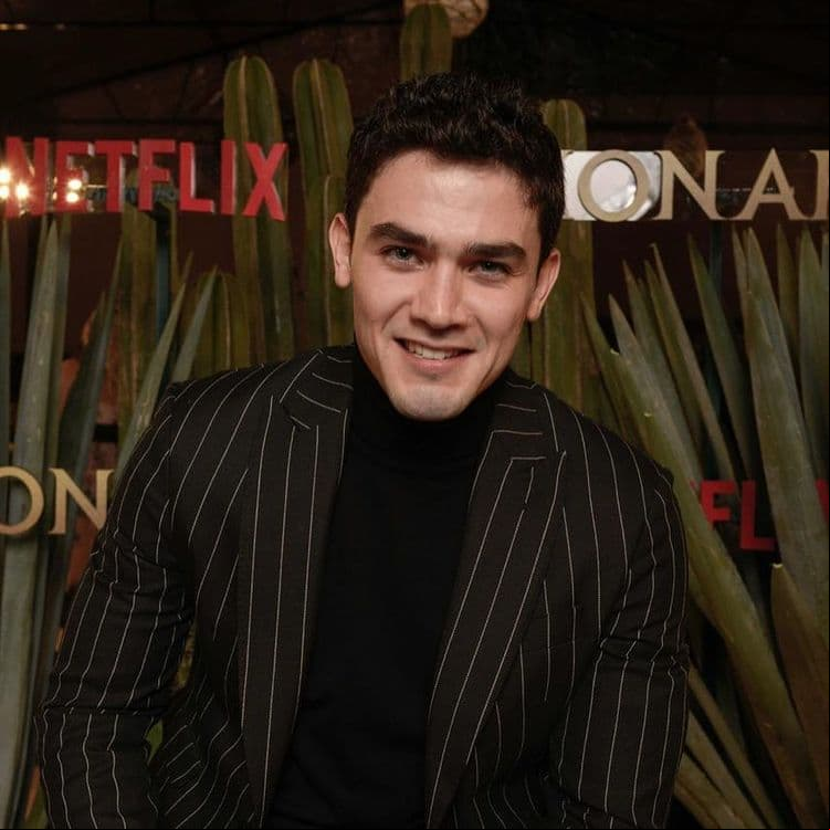 En 2021 inició el año con el arranque de la segunda temporada de la historia de Netflix, en donde su personaje tiene una aparatosa situación.