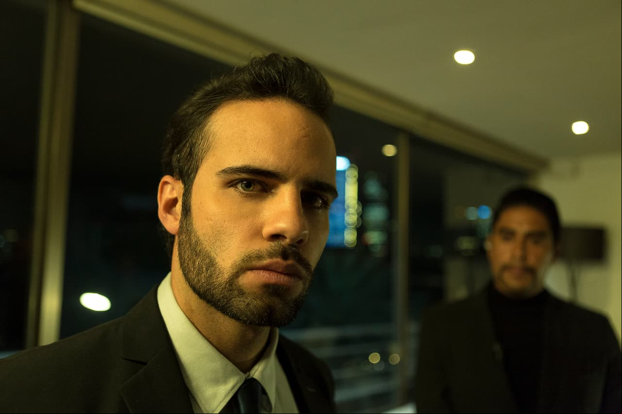 K Jr., interpretado por Manoli Díaz, tiene un solo fin: hacerles pagar a todos los involucrados en la muerte de su padre.