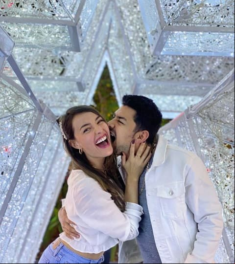 En entrevista exclusiva con Las Estrellas, Miguel contó: “La primera vez que le canté la canción fue en la pedida de matrimonio, lloró porque estaba toda su familia ahí, fue una gran sorpresa, en el video se puede ver su cara de sorpresa y fue algo muy bonito, algo que nunca se me va olvidar”.