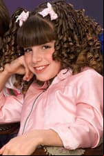 Macarena comenzó su carrera en 2005 con el personaje de 'Betina Monraz' en la telenovela 'Sueños y Caramelos', protagonizada por Alessandra Rosaldo y René Strickler.