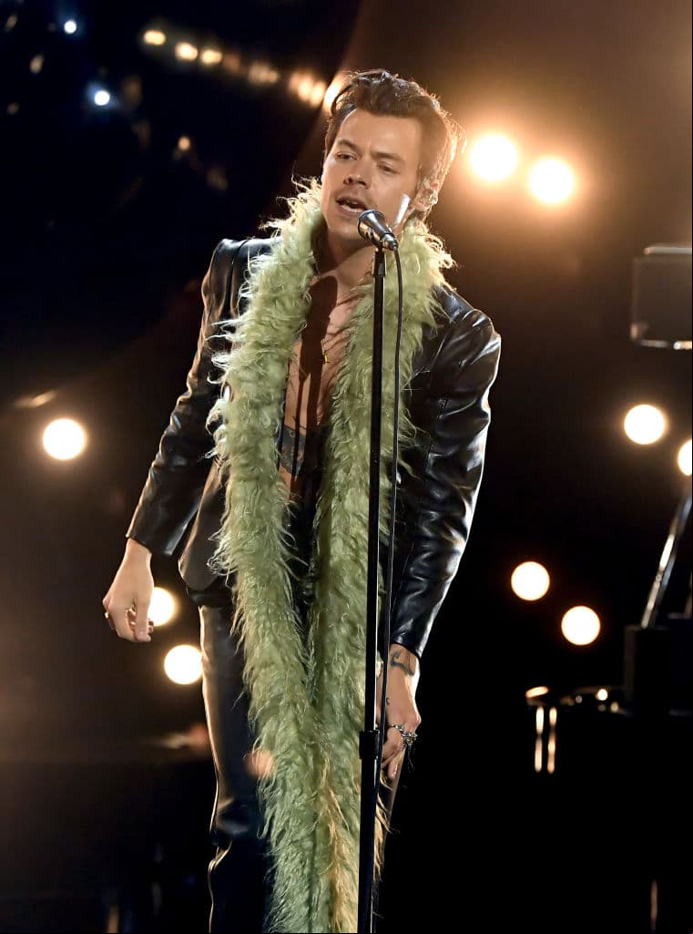 Harry Styles deslumbró con su look de chaqueta y pantalón de cuero en color negro.