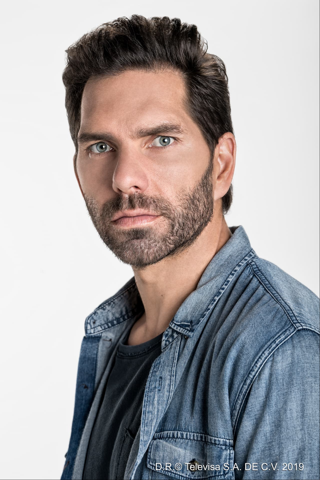 "Facundo Nava" (Arap Bethke) es amigo de "Carlos" de tiempo atrás. Trabaja para el servicio de inteligencia del gobierno de México. Empezó como policía en la calle hasta convertirse en el investigador estrella de los casos más delicados del estado. Es misterioso, solitario, seductor y desconfiado. Su modo de relacionarse con las mujeres devela una frustración amorosa, un resentimiento oculto o un dolor que no sana. Le cuesta confiar en los demás.