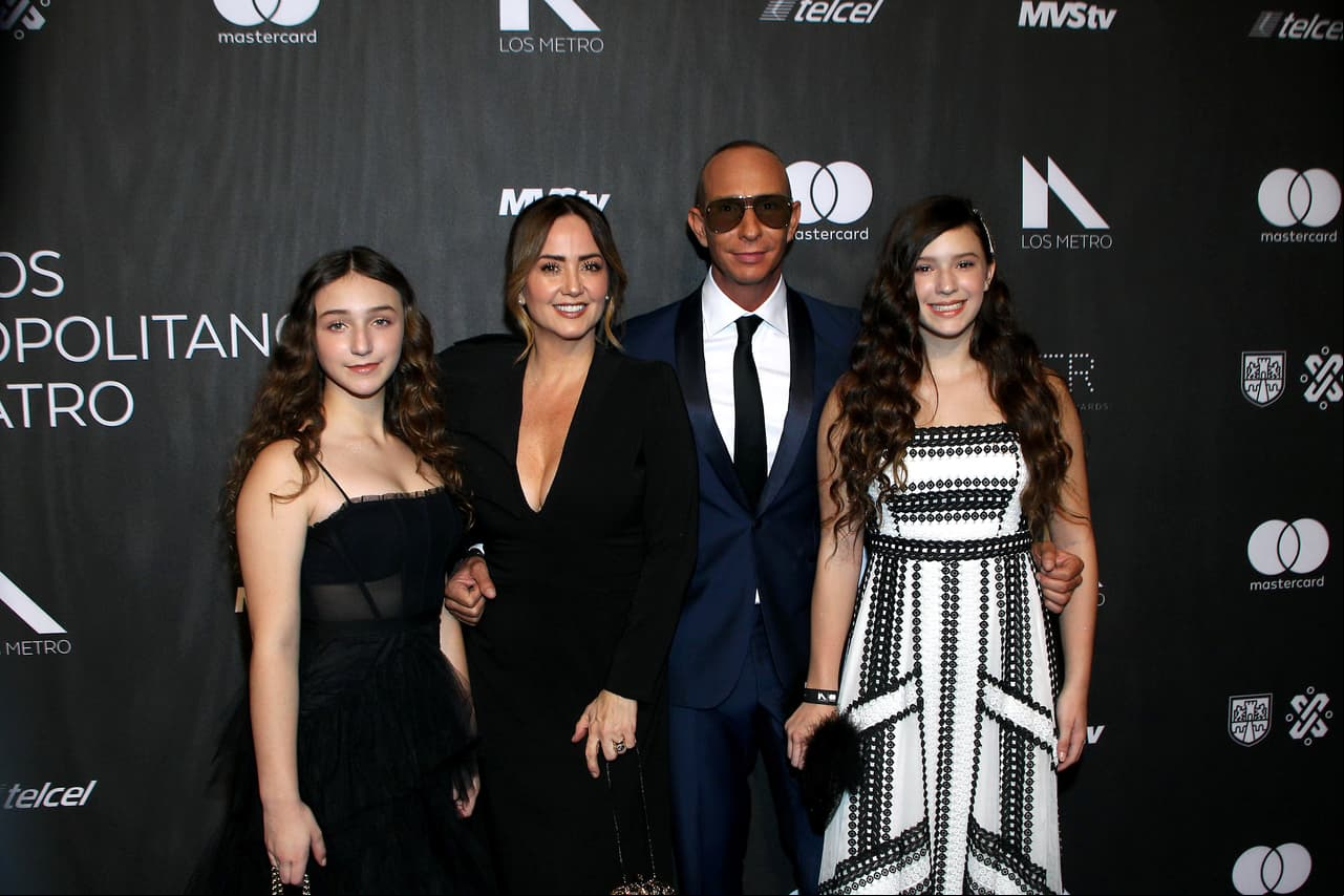 Erik Rubín, quien fue premiado como Mejor Actuación en Musical, estuvo acompañado de su esposa Andrea Legarreta y sus hijas: Mia y Nina.