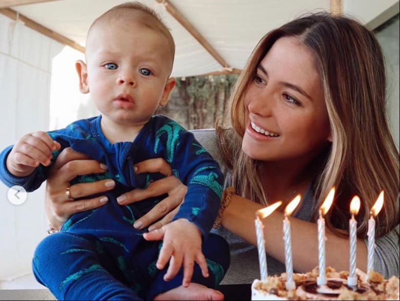 En su quinto mes, Noah mira fijamente a la cámara mientras usa un mameluco azul mientras Sarah no deja de sonreír junto a un pequeño pastel, conquistando Instagram al conseguir más de 87 mil likes.
