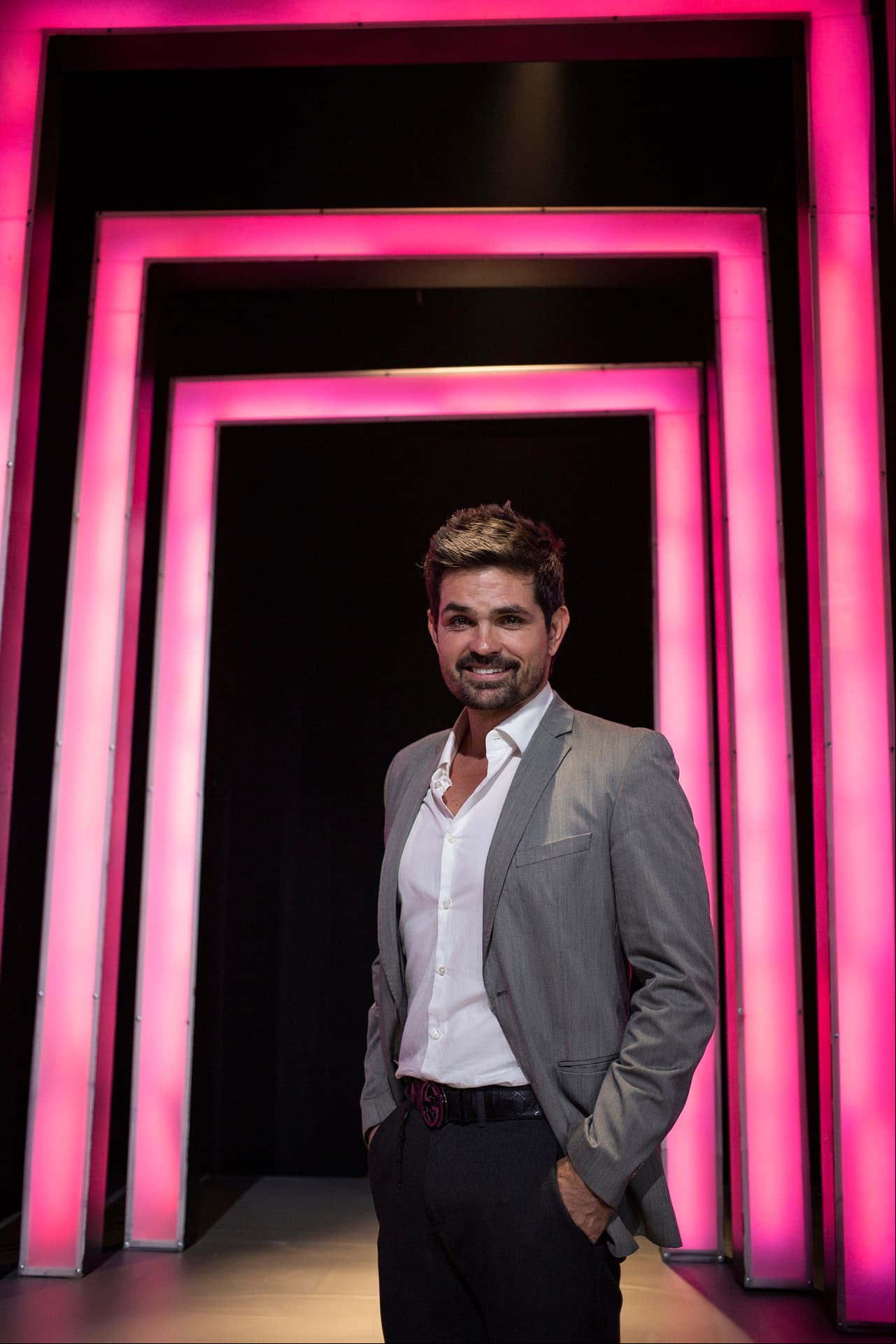 Ferdinando Valencia dará vida a ‘Damián’ y en entrevista con Las Estrellas describió a su personaje como: “Un resentido familiar, desde estas bases él ha crecido mucho en un fundamento de dolor y eso lo mueve”.