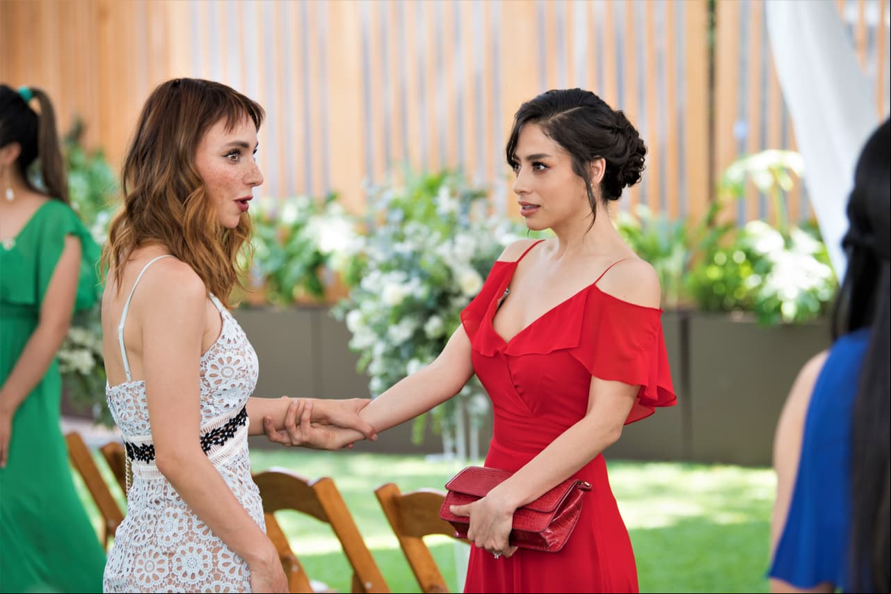 Previo a la boda, 'Lola' (Natalia Téllez) y 'Vera' (Fátima Molina) se reencuentran, pero 'Lola' no está muy segura de continuar con su amistad.