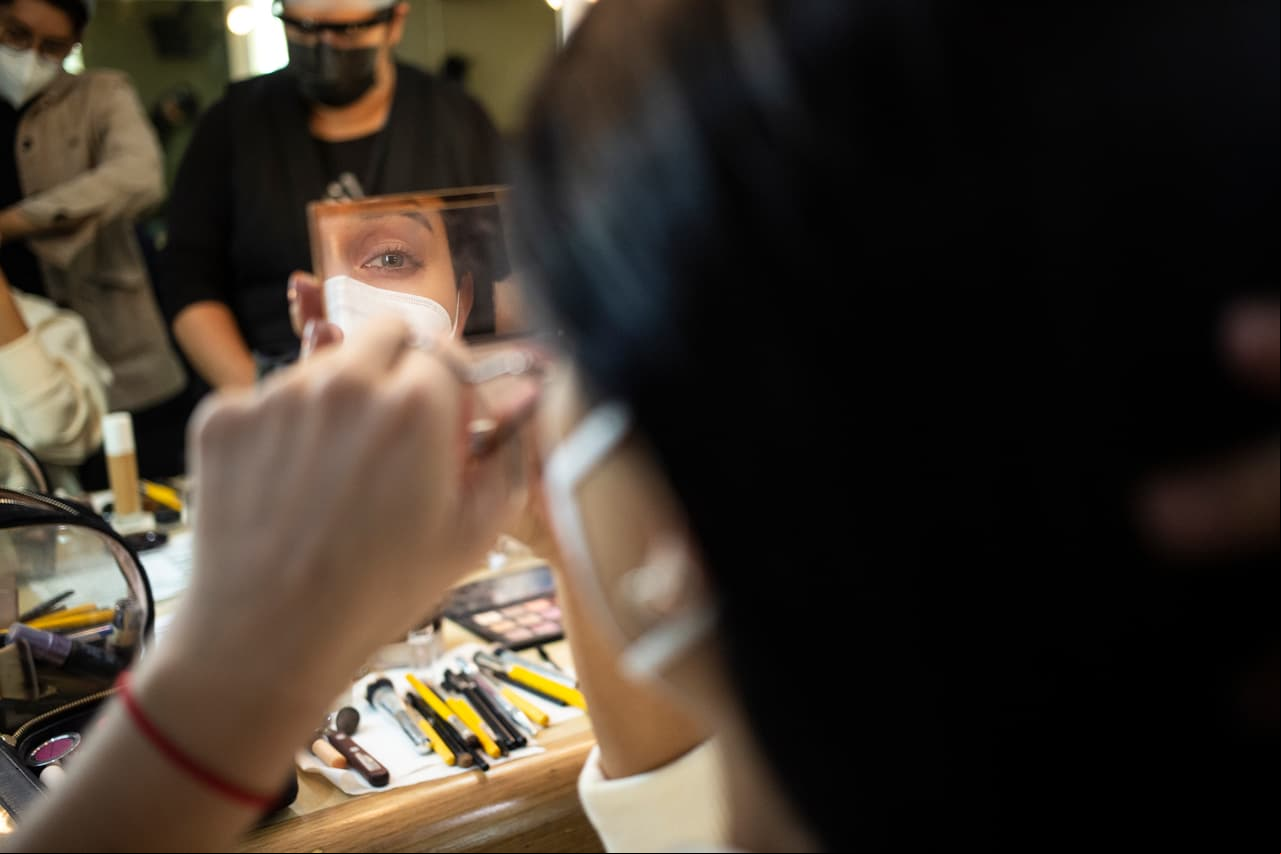 “Es una labor increíble porque es en tiempo exprés. Entre media hora y cuarenta minutos es peinado, maquillaje, tapar tatuajes. Luego elegir el vestuario, qué zapatos con los rios, etc. En una hora tienes que estar lista”, confiesa la actriz del tiempo que tarda en prepararse para dar vida a ‘Martina’.